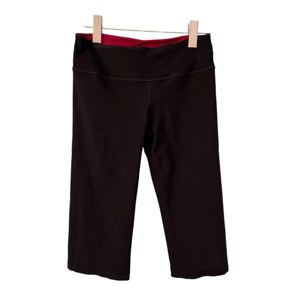 Lululemon Groove Crop Leggings. Black with Red Pink Waistband. Reversible. 6 - Picture 8 of 13